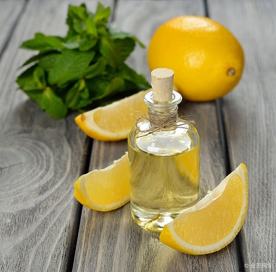 تعلم تفاصيل فوائد وفعالية الزيت العطري الليمون